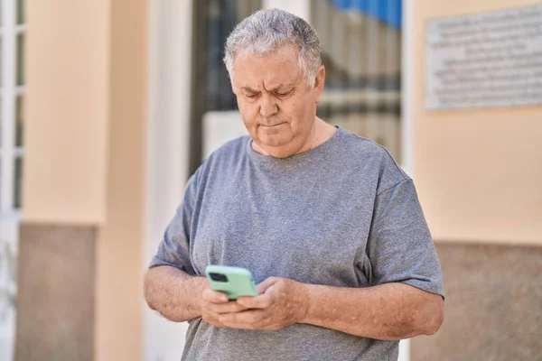 Middle Age Grey Haired Man Using Smartphone Relaxed Expression Street — Stock Photo, Image