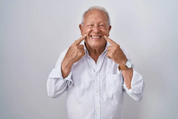 Senior Άνθρωπος Γκρίζα Μαλλιά Στέκεται Πάνω Από Απομονωμένη Φόντο Χαμογελώντας — Φωτογραφία Αρχείου