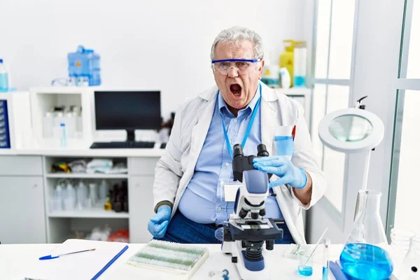 科学研究所で働く先輩の白人男性は怒りと怒りで叫び 不満と怒りを叫びました 怒りと攻撃的な考え方 — ストック写真