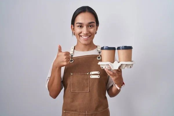 Mujer Hispana Joven Que Usa Delantal Camarera Profesional Sosteniendo Café —  Fotos de Stock
