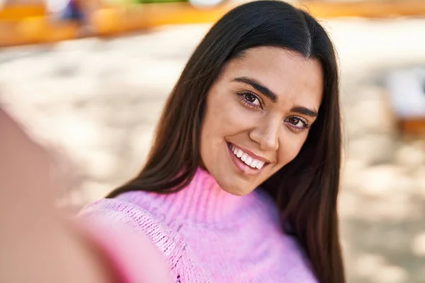 Junge Hispanische Frau Lächelt Selbstbewusst Und Macht Selfie Mit Der — Stockfoto
