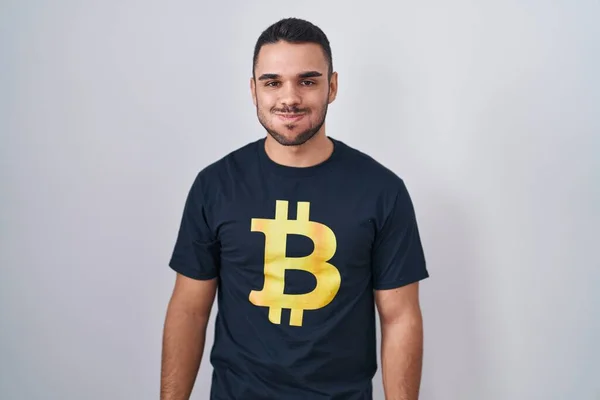 Joven Hombre Hispano Con Camiseta Bitcoin Soplando Mejillas Con Cara —  Fotos de Stock