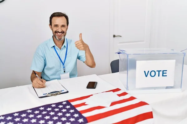 Mężczyzna Średnim Wieku Brodą Wyborach Politycznych Siedzi Głosowaniu Uśmiechnięty Szczęśliwy — Zdjęcie stockowe