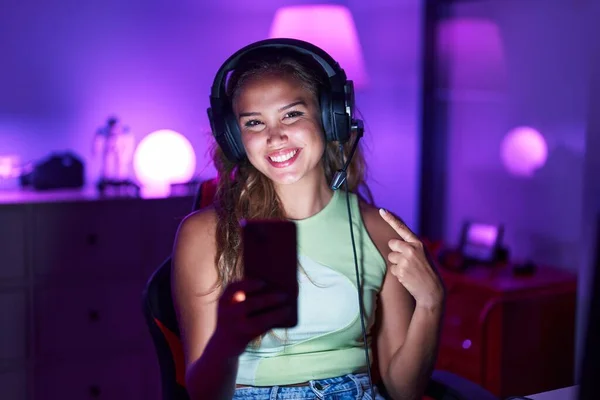 Joven Mujer Hispana Jugando Videojuegos Con Smartphone Sonriendo Feliz Apuntando —  Fotos de Stock