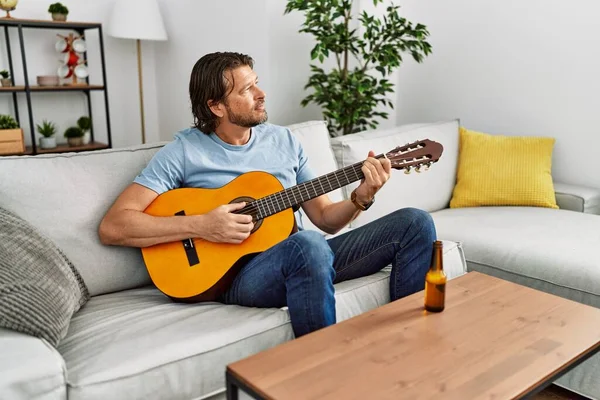 Homem Caucasiano Meia Idade Sorrindo Confiante Tocando Guitarra Clássica Casa — Fotografia de Stock
