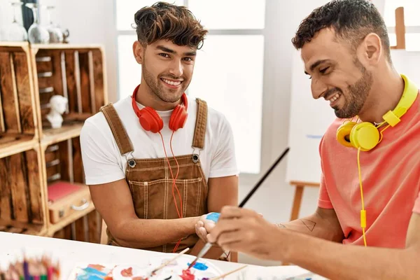 Dos Hombres Hispanos Pareja Sonriendo Confiados Pintando Palmas Estudio Arte — Foto de Stock