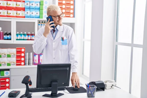 Young Caucasian Man Pharmacist Talking Smartphone Using Computer Pharmacy — Stock Photo, Image