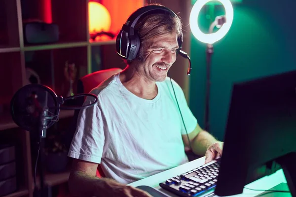 Νεαρός Ξανθός Άνδρας Streamer Παίζει Βιντεοπαιχνίδι Χρησιμοποιώντας Υπολογιστή Στην Αίθουσα — Φωτογραφία Αρχείου
