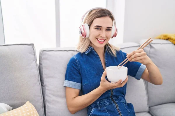 Young Woman Listening Music Eating Chinese Food Home — Photo