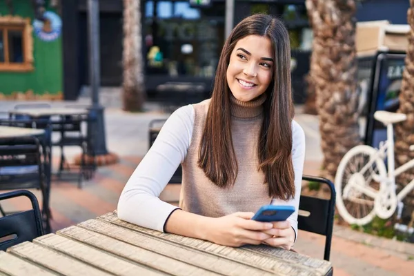Jovem Bela Mulher Hispânica Usando Smartphone Sentado Mesa Terraço Cafetaria — Fotografia de Stock