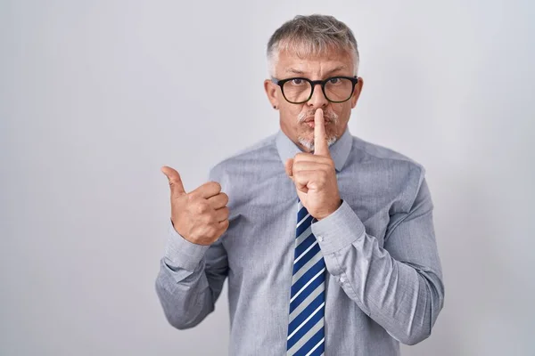 Hombre Negocios Hispano Con Pelo Gris Usando Gafas Pidiendo Estar —  Fotos de Stock