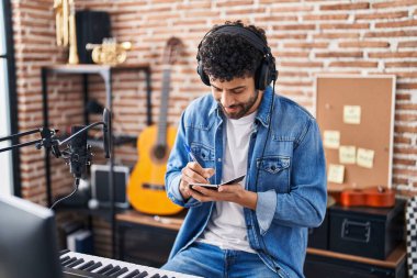 Genç Arap müzisyen müzik stüdyosunda beste yapıyor.