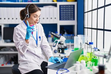 Laboratuvarda çalışan İspanyol kadın bir fikre ya da soru işaretine şaşırdı. 