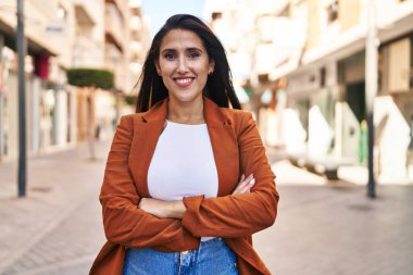 Sokakta kendine güvenen genç İspanyol kadın gülümsüyor