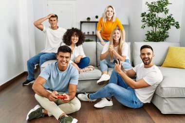 Evde oyun oynarken gülümseyen bir grup genç arkadaş..