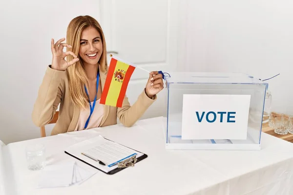 Blond Vacker Ung Kvinna Politisk Kampanj Val Håller Spanien Flagga — Stockfoto