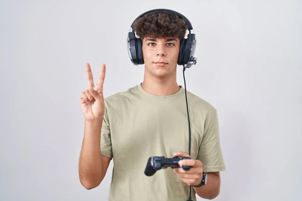 Der Hispanische Teenager Der Videospiel Spielt Hält Den Controller Lächelnd — Stockfoto