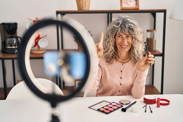 Mujer Mediana Edad Grabando Maquillaje Tutorial Con Teléfono Inteligente Casa —  Fotos de Stock