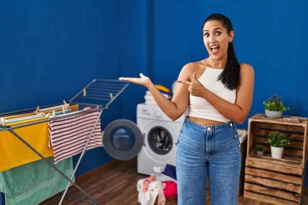 Ung Latinamerikansk Kvinna Tvättstuga Förvånad Och Ler Mot Kameran Medan — Stockfoto