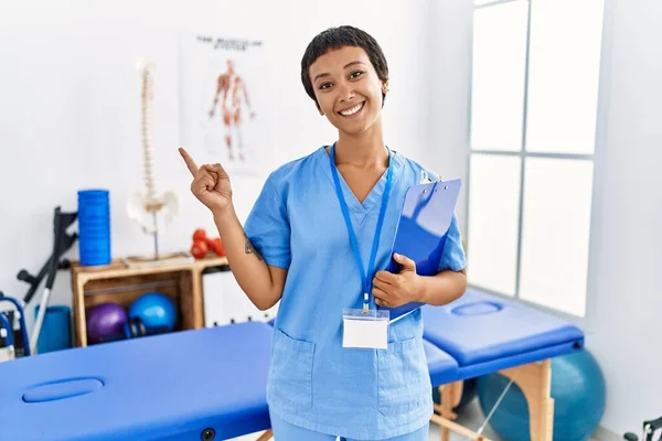 Giovane Donna Ispanica Con Capelli Corti Che Lavora Alla Clinica — Foto Stock