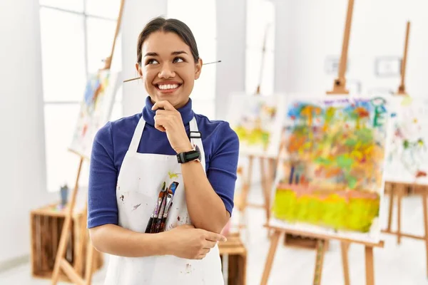 Mujer Morena Joven Estudio Arte Con Mano Barbilla Pensando Pregunta — Foto de Stock