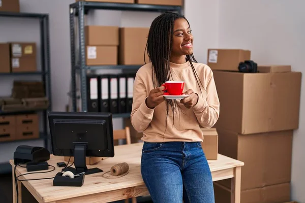 Afrika Kökenli Amerikalı Kadın Ecommerce Işçisi Ofiste Kahve Içiyor — Stok fotoğraf