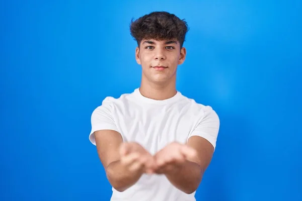Ισπανόφωνος Έφηβος Στέκεται Πάνω Από Μπλε Φόντο Χαμογελώντας Χέρια Παλάμες — Φωτογραφία Αρχείου