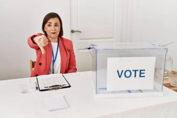Piękna Latynoska Kobieta Średnim Wieku Wyborach Politycznych Siedząca Głosowaniu Wyglądająca — Zdjęcie stockowe