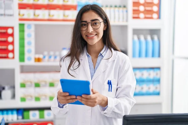 Joven Farmacéutica Hispana Usando Touchpad Trabajando Farmacia — Foto de Stock