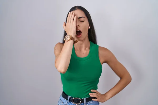 Young Woman Standing Isolated Background Yawning Tired Covering Half Face — Stock Photo, Image
