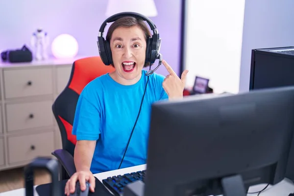 Hispanische Frau Mittleren Alters Spielt Videospiele Und Lächelt Glücklich Und — Stockfoto