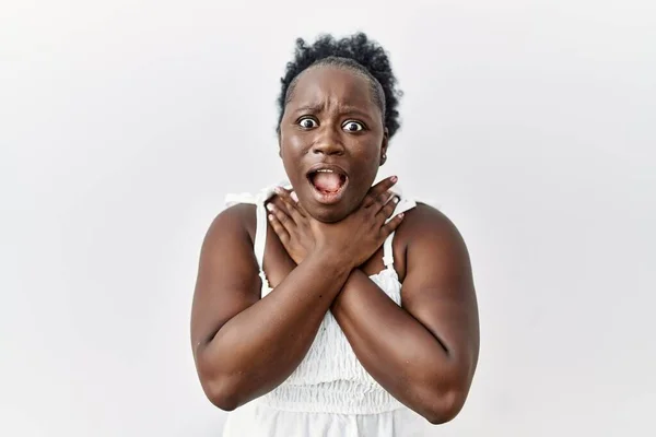 Jeune Femme Africaine Debout Sur Fond Blanc Isolé Criant Suffoquer — Photo