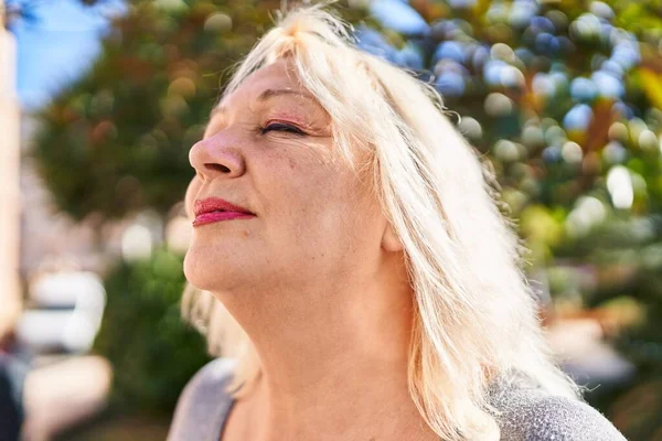 Medelålders Blond Kvinna Ler Säker Andning Parken — Stockfoto