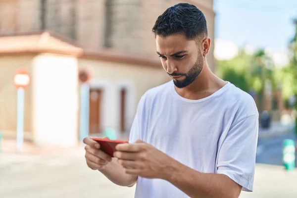 Jeune Homme Arabe Regarder Vidéo Sur Smartphone Rue — Photo
