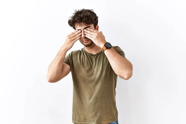 Hombre Hispano Parado Sobre Fondo Blanco Aislado Frotando Ojos Para —  Fotos de Stock