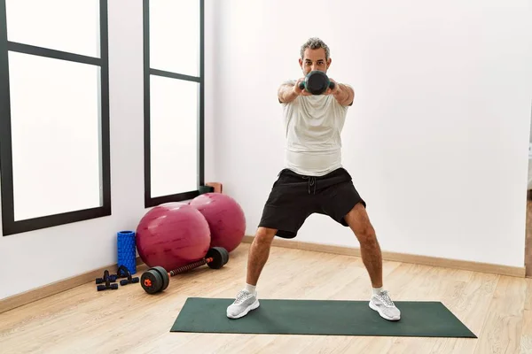 Hombre Pelo Gris Mediana Edad Usando Entrenamiento Kettlebell Centro Deportivo — Foto de Stock