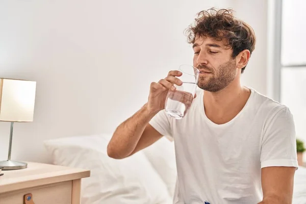 Ung Man Dricksvatten Sovrummet — Stockfoto