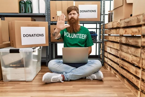 Caucasian Man Long Beard Wearing Volunteer Shirt Using Laptop Open — Stock Photo, Image