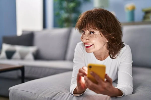 Middle Age Woman Using Smartphone Lying Sofa Home — Photo