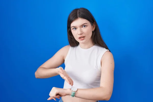 Jonge Kaukasische Vrouw Staan Blauwe Achtergrond Haast Wijzend Naar Tijd — Stockfoto