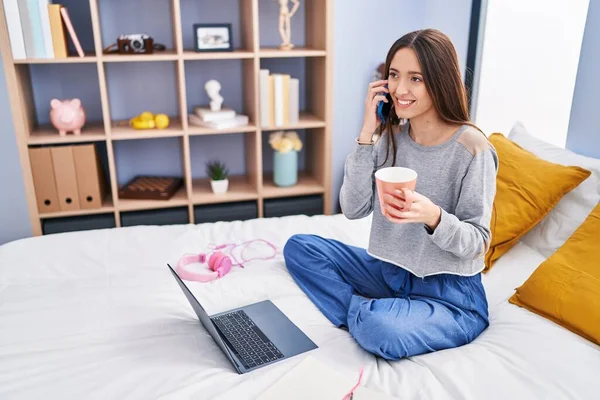 Jong Mooi Latino Vrouw Student Praten Smartphone Het Drinken Van — Stockfoto