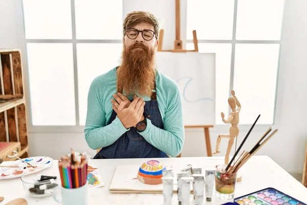 Kızıl Saçlı Uzun Sakallı Bir Adam Sanat Stüdyosunda Kil Tabağı — Stok fotoğraf