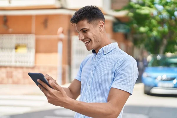 Jovem Hispânico Sorrindo Confiante Usando Touchpad Rua — Fotografia de Stock