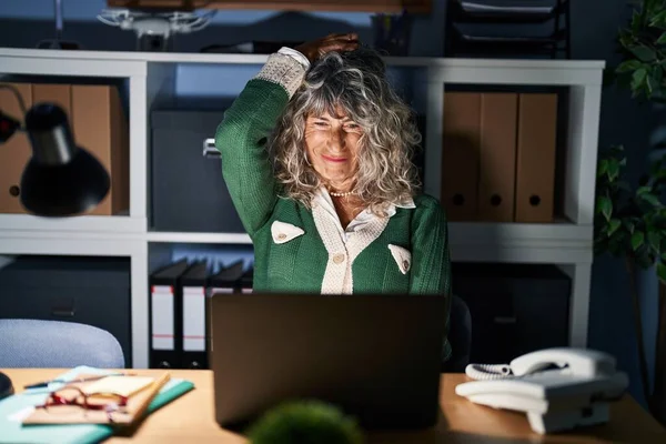 Mujer Mediana Edad Que Trabaja Por Noche Utilizando Ordenador Portátil —  Fotos de Stock