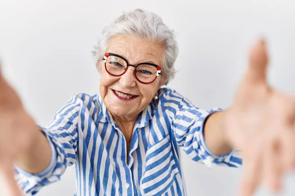 Donna Anziana Con Capelli Grigi Piedi Sfondo Bianco Guardando Fotocamera — Foto Stock