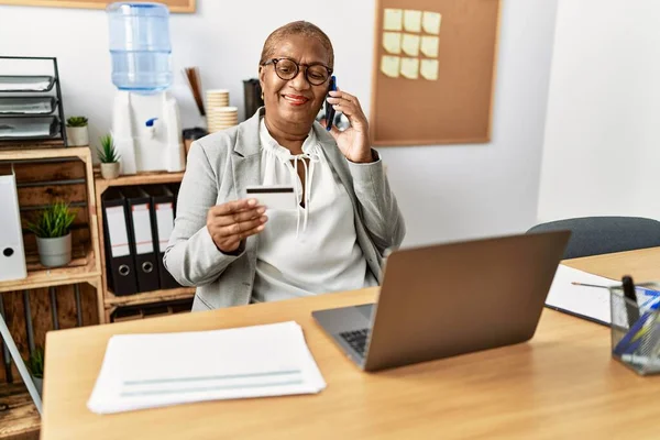 Senior Afrikanisch Amerikanische Geschäftsfrau Spricht Auf Dem Smartphone Mit Kreditkarte — Stockfoto