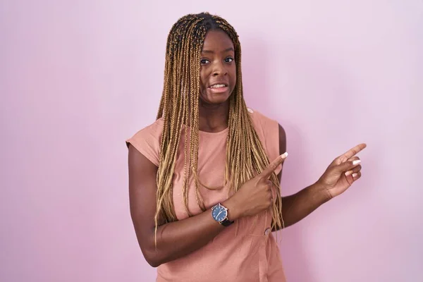 Mujer Afroamericana Con Pelo Trenzado Pie Sobre Fondo Rosa Señalando —  Fotos de Stock