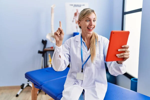 Mulher Bonita Que Trabalha Clínica Recuperação Dor Fazendo Videochamada Sorrindo — Fotografia de Stock