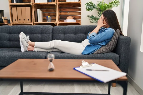 Psikoloji kliniğinde kanepede yatan genç ve güzel İspanyol bir hasta.