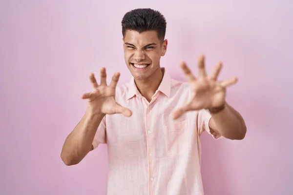 Jeune Homme Hispanique Debout Sur Fond Rose Souriant Drôle Faisant — Photo